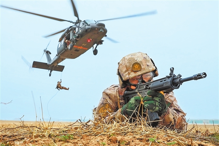 更多高素质兵员的加入增强了人民军队的战斗力。图为陆军第83集团军某旅“钢刀连”突击步兵分队展开机降训练。徐君强 摄