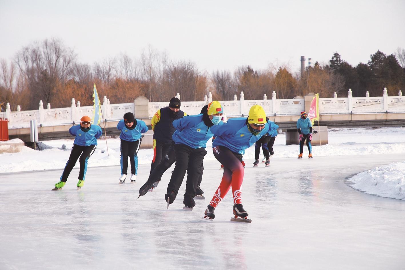 市区内12处公益冰场全部免费开放,市民尽享冰雪乐趣。