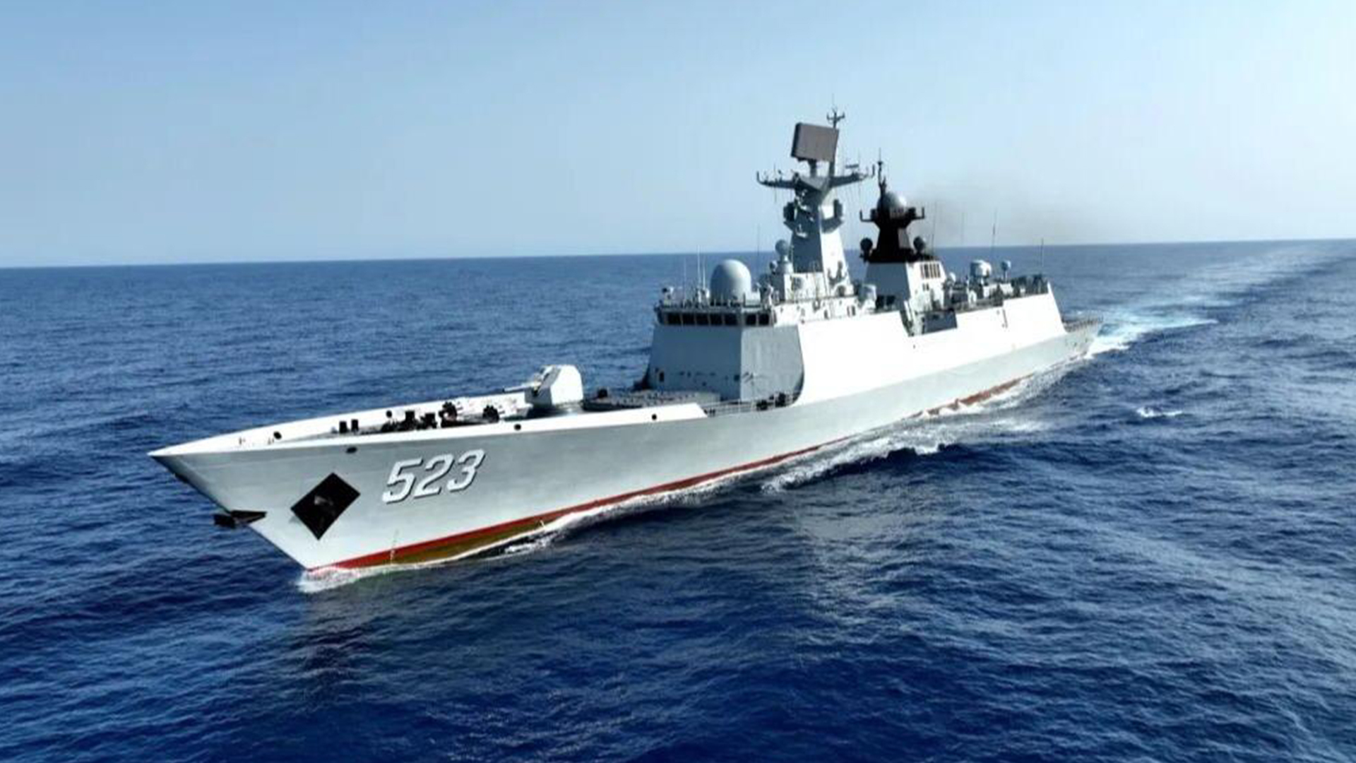 解放军南部战区舰艇编队赴南海海域演练