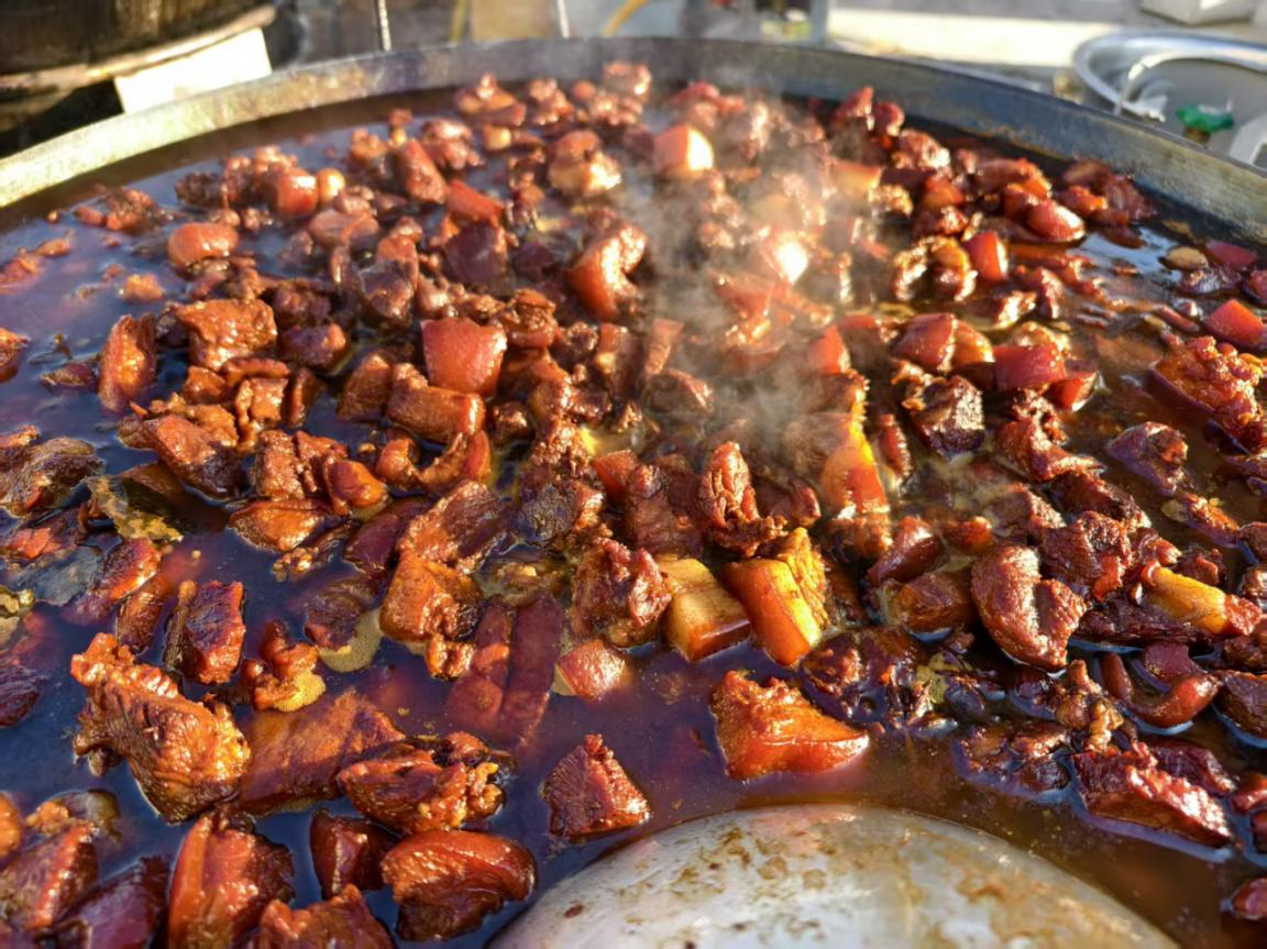 秦皇岛北戴河新区：“年猪宴”飘香四溢 传统年味暖入人心