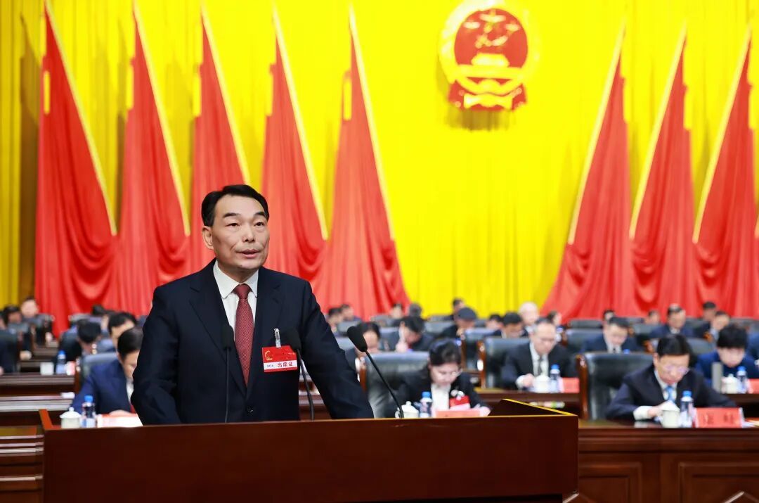 ▲市长熊运浪代表市人民政府向大会作政府工作报告