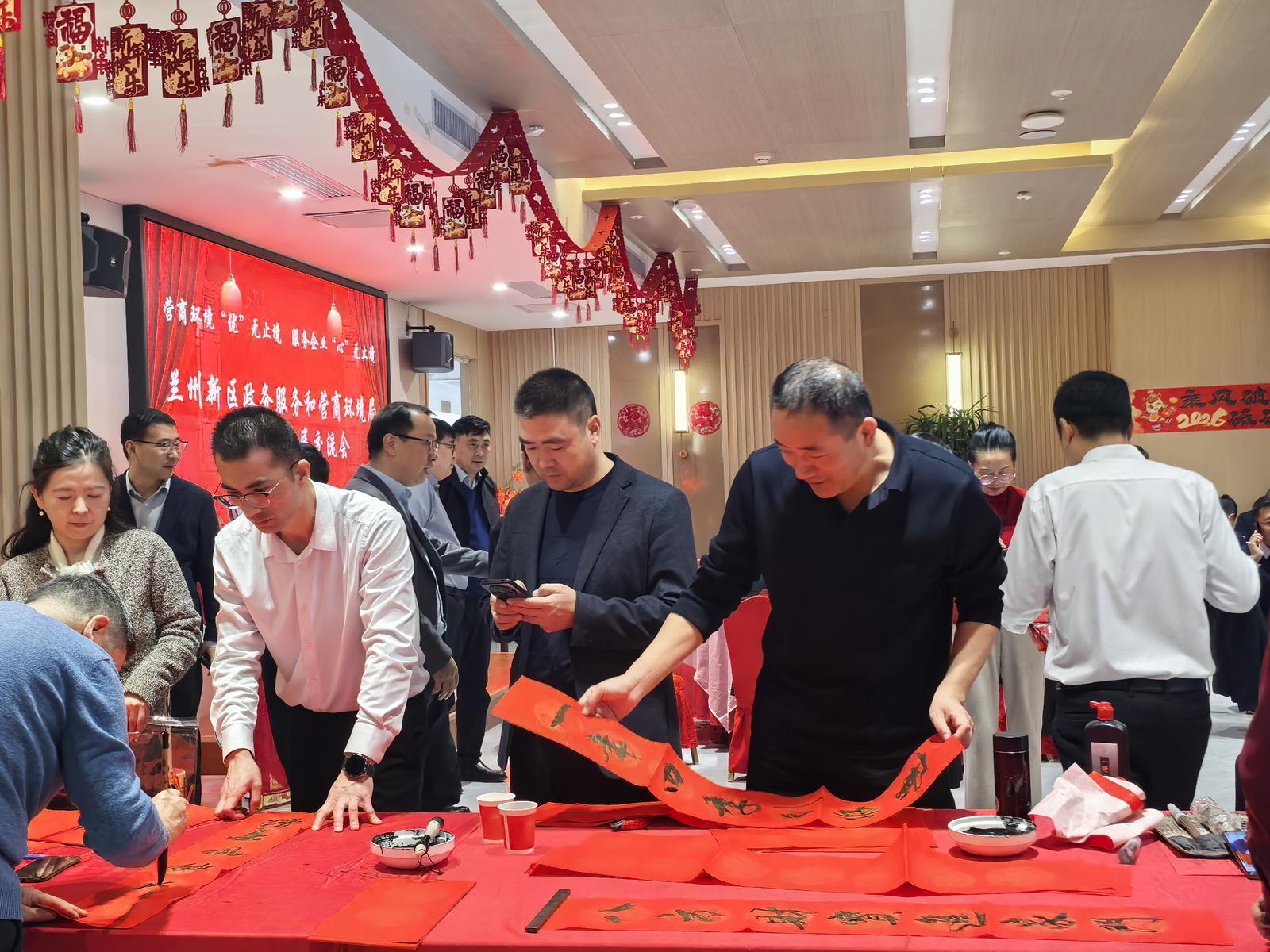 ▲书法家们挥毫泼墨为参会企业家赠送春联和“福”字