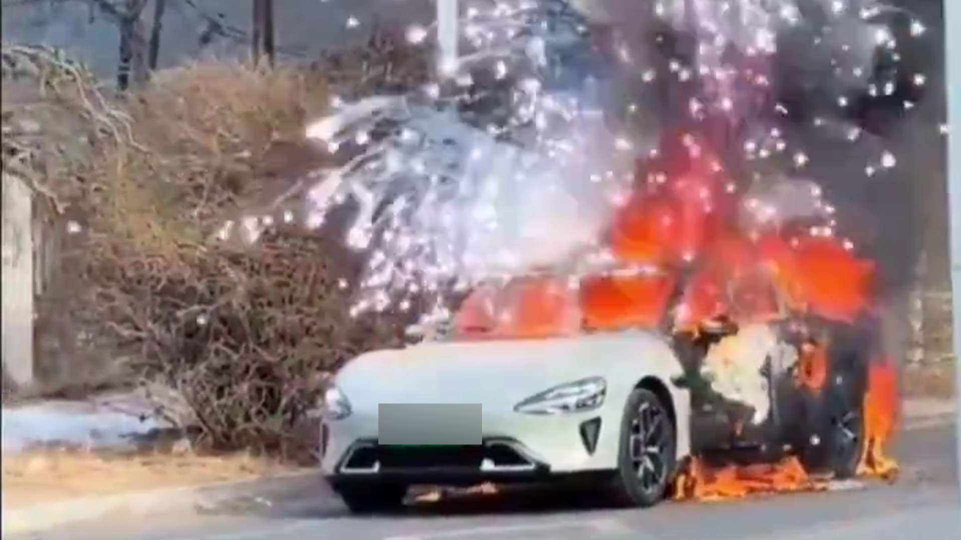 辽宁营口一小米SU7起火，小米：事故系车内遗留火源引燃周边可燃物所致，网传视频中所谓的“烟花”情况系车辆安全气囊因燃烧引爆导致