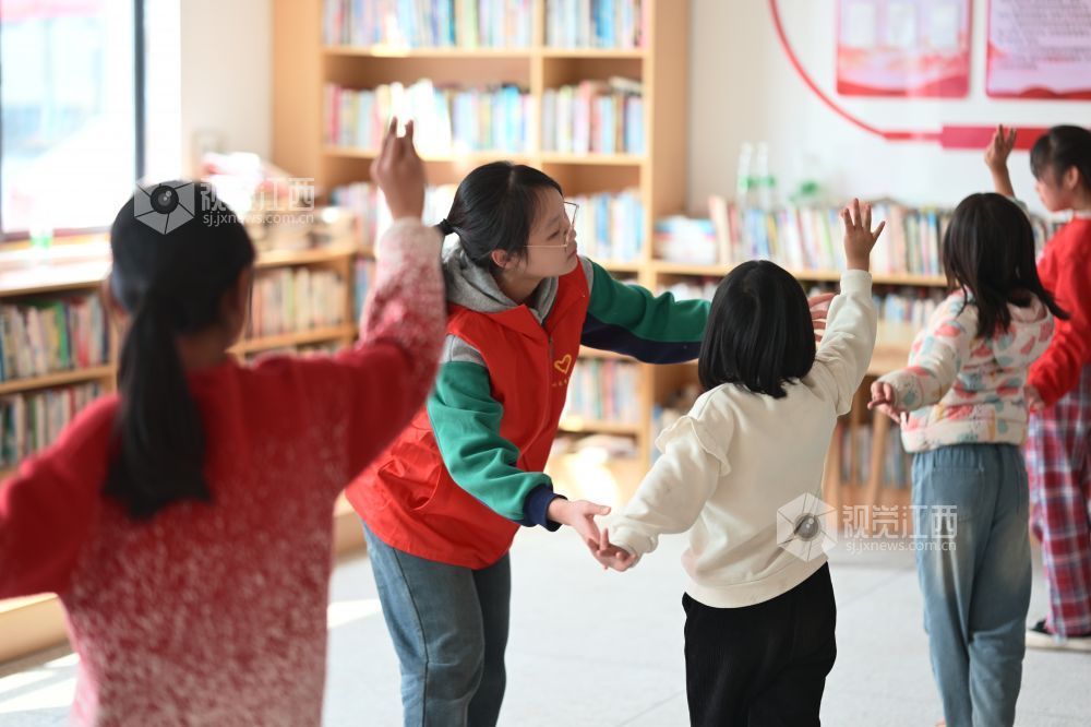 2026年2月4日，在江西省吉安市吉州区曲濑镇长明村支教点，“返家乡”大学生“吉聚青优”支教队的志愿者正在指导孩子们的舞蹈动作。