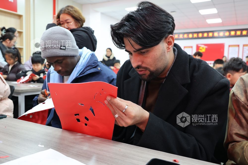 江西新余：国际友人体验非遗剪纸（图）