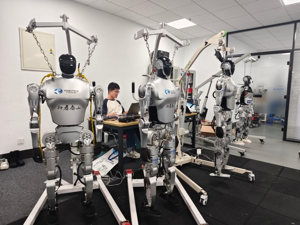 山东优宝特智能机器人有限公司的工程师正在调试机器人。新华社记者 邵鲁文 摄