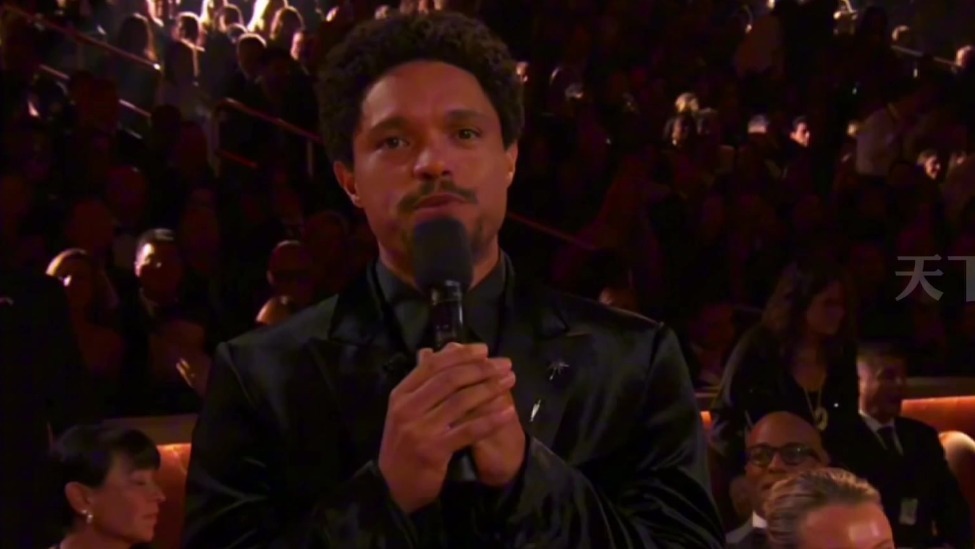 “崔娃”在格莱美开了个爱泼斯坦的玩笑