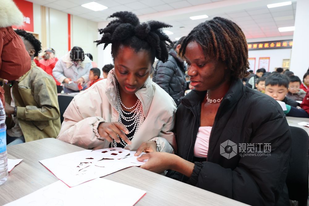 江西新余：国际友人体验非遗剪纸（图）