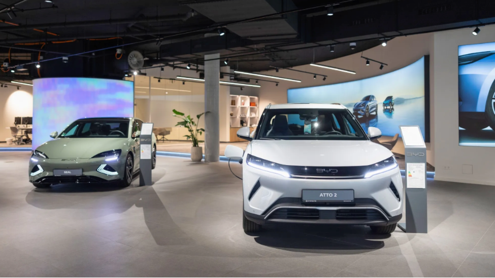 比亚迪柏林经销商展出的海豹和Atto 2电动汽车