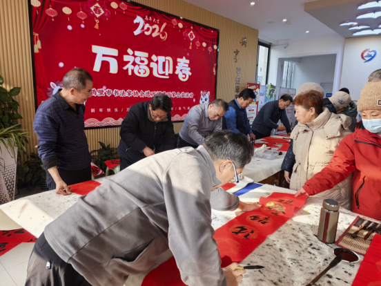 鹤壁市淇滨区黎阳路街道：墨香氤氲迎新春 笔尖祝福暖万家