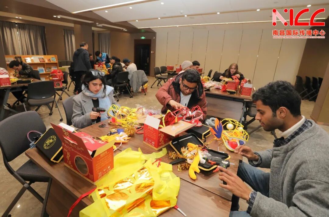 留学生代表体验制作小龙灯