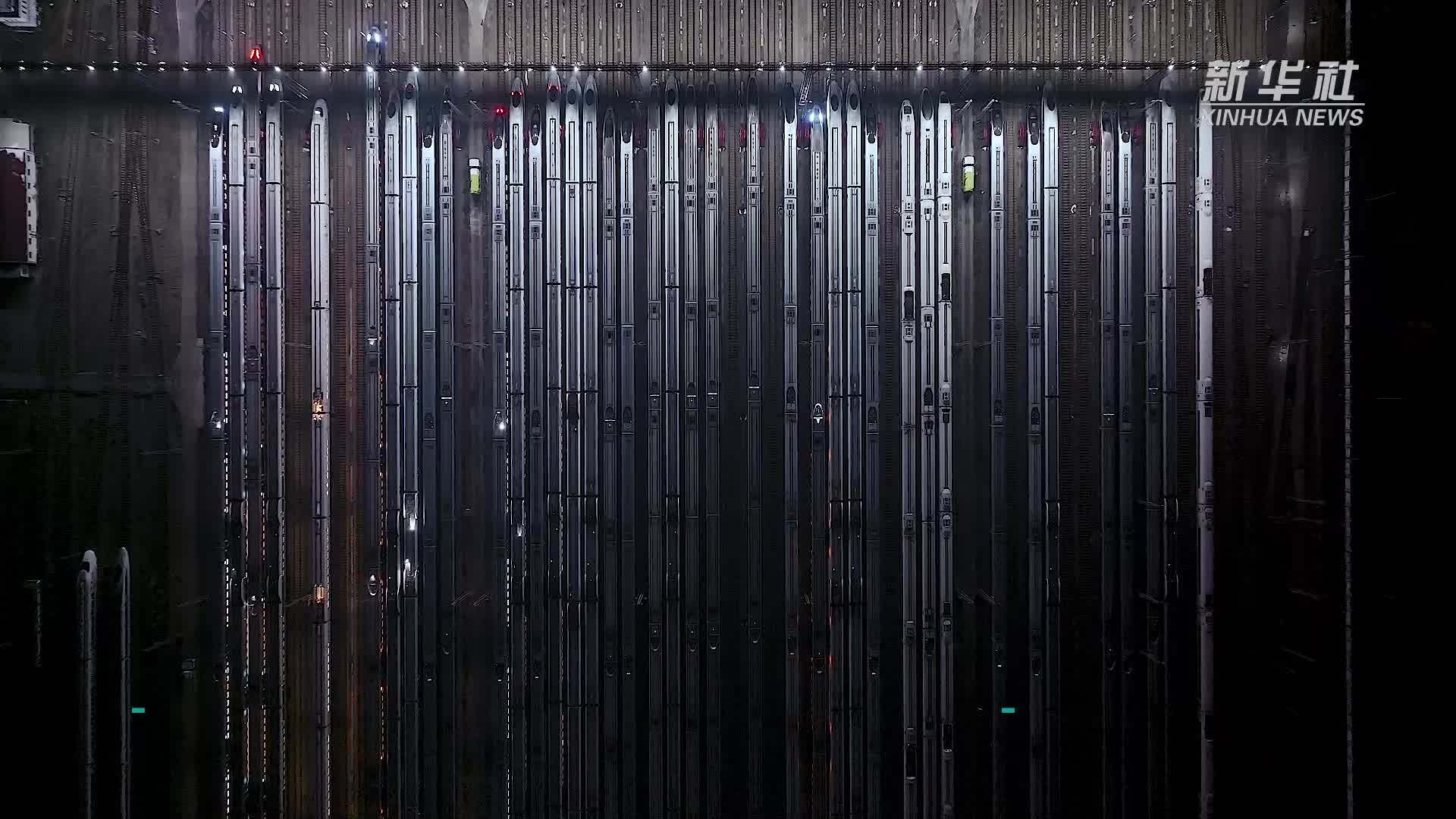 中国“陆地航母”武汉出发