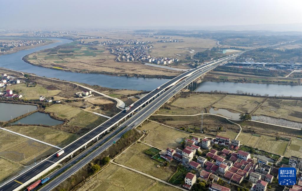 1月31日拍摄的江西樟树至吉安高速公路（无人机照片）。