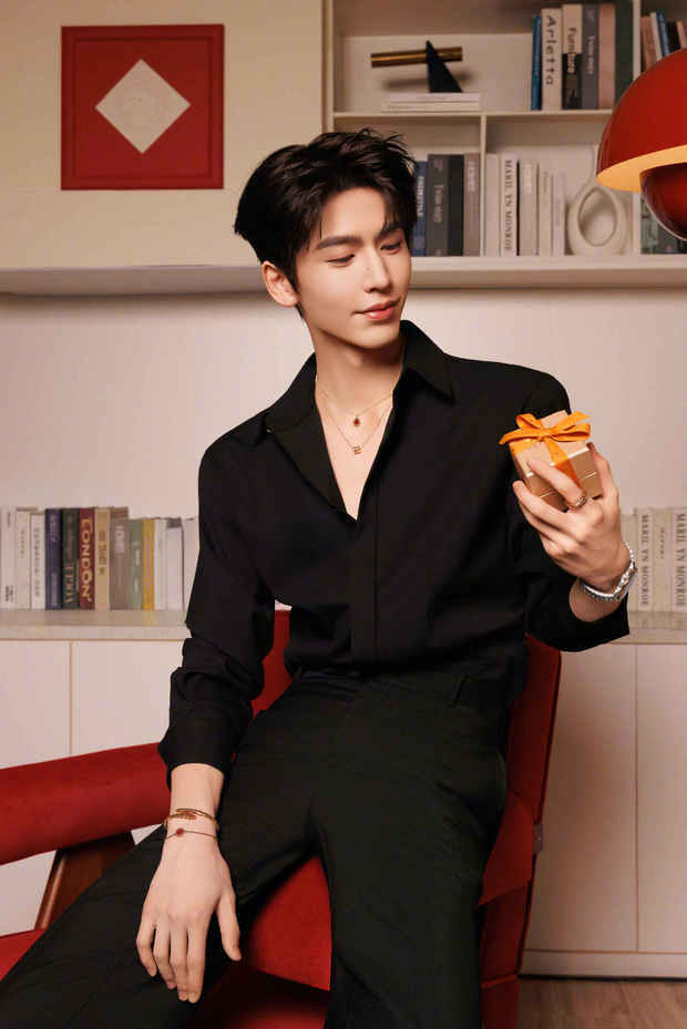 张凌赫侧颜超绝。