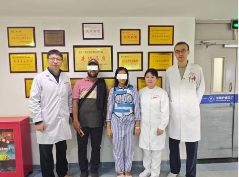 图3 患者出院前与医护人员合影