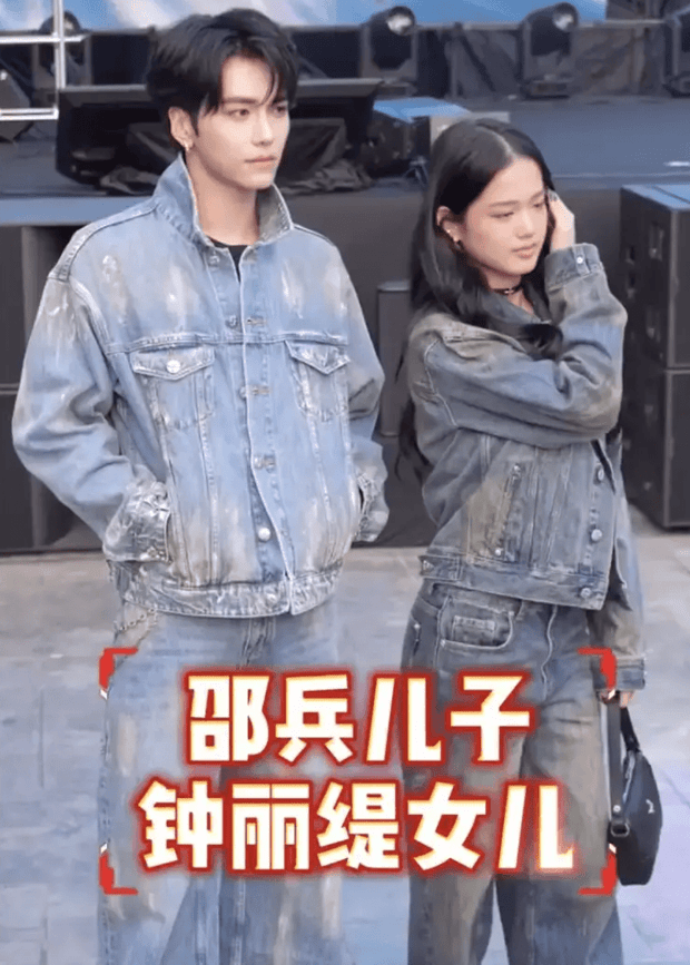 搜狐娱乐讯 近日，一组邵兵儿子钟丽缇女儿同框的照片曝光。