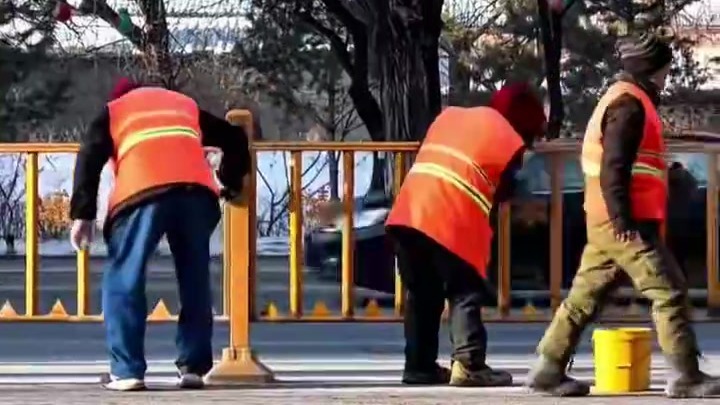 环卫工大冷天擦护栏，住建局：为迎新春统一部署，用的是温水
