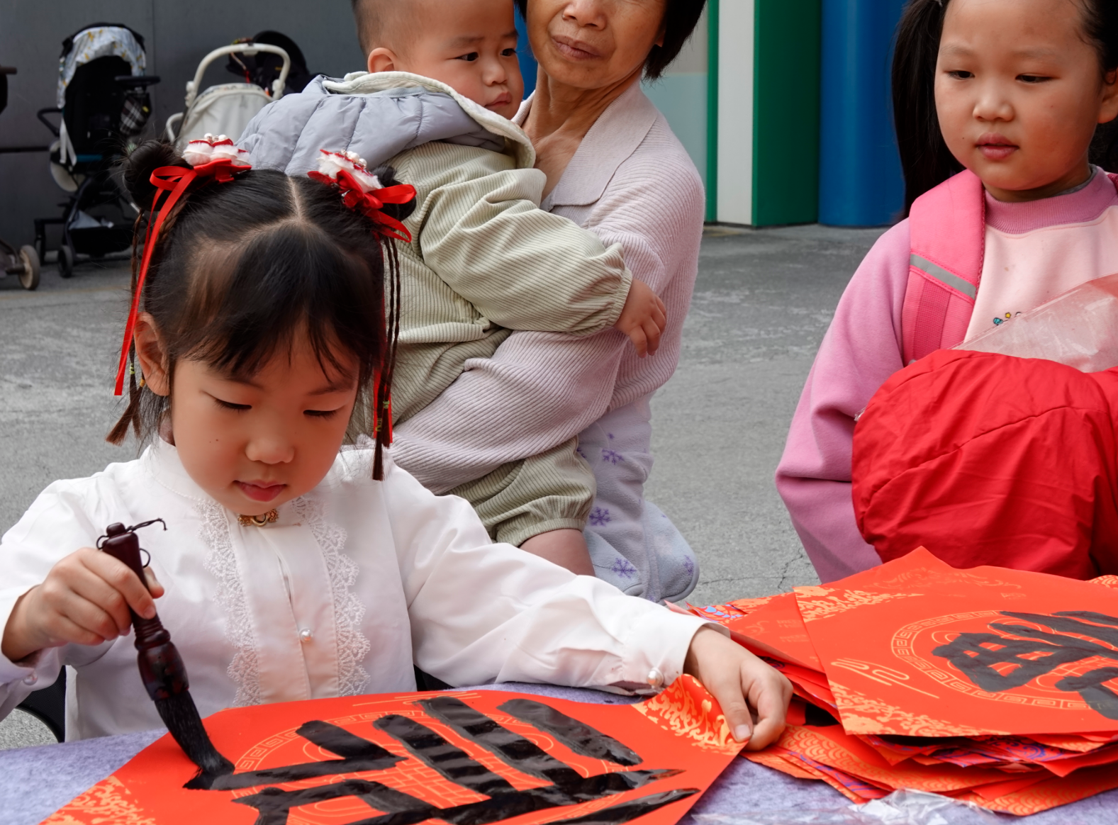 从“旁观者”到“执笔人”：光明区文化馆书画队福字传递温暖