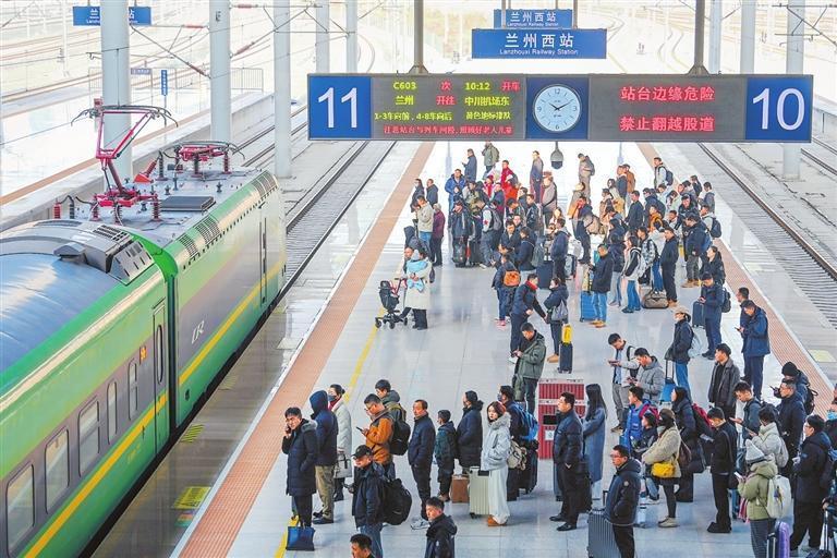 站台上，旅客们有序排队等候上车。