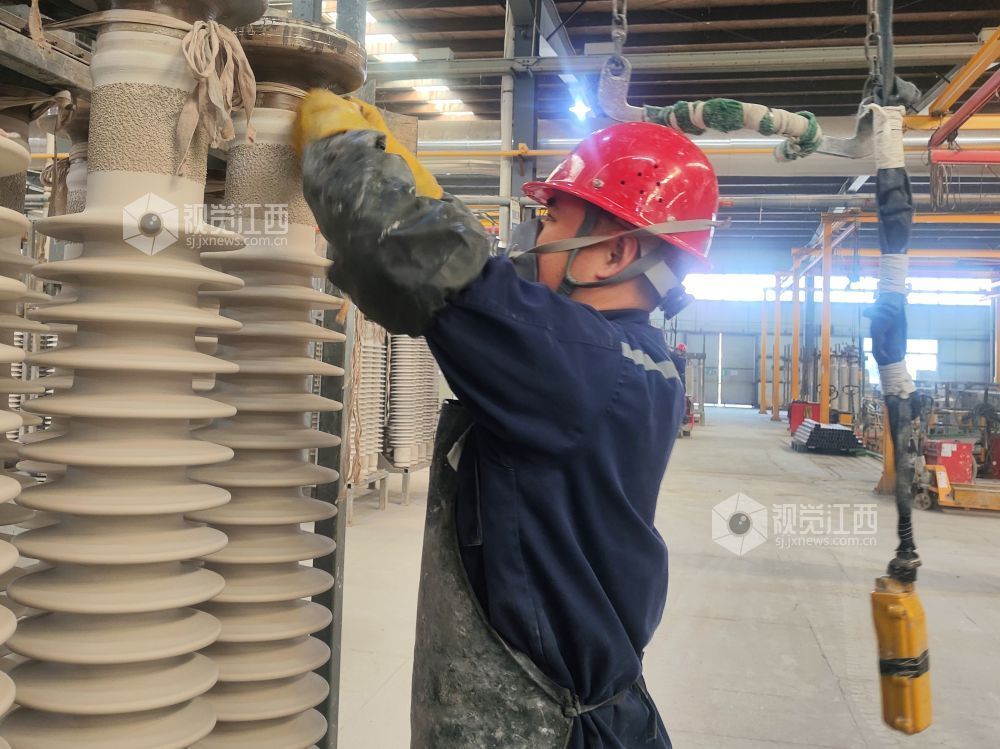 2026年2月3日，江西省萍乡市芦溪县中材江西电瓷电气有限公司，工人们正在全力赶制订单，以饱满干劲保障节前交付，力争实现一季度“开门红”。