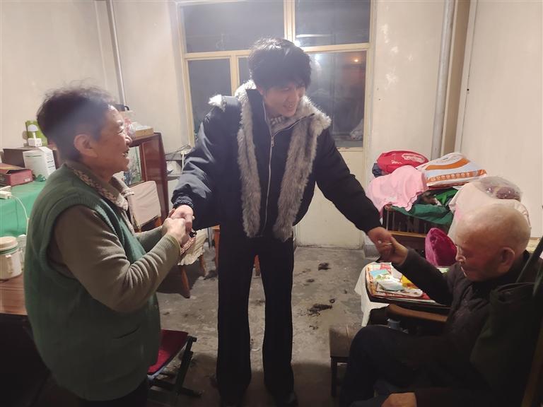 兄妹俩拉起理发师的手表达谢意