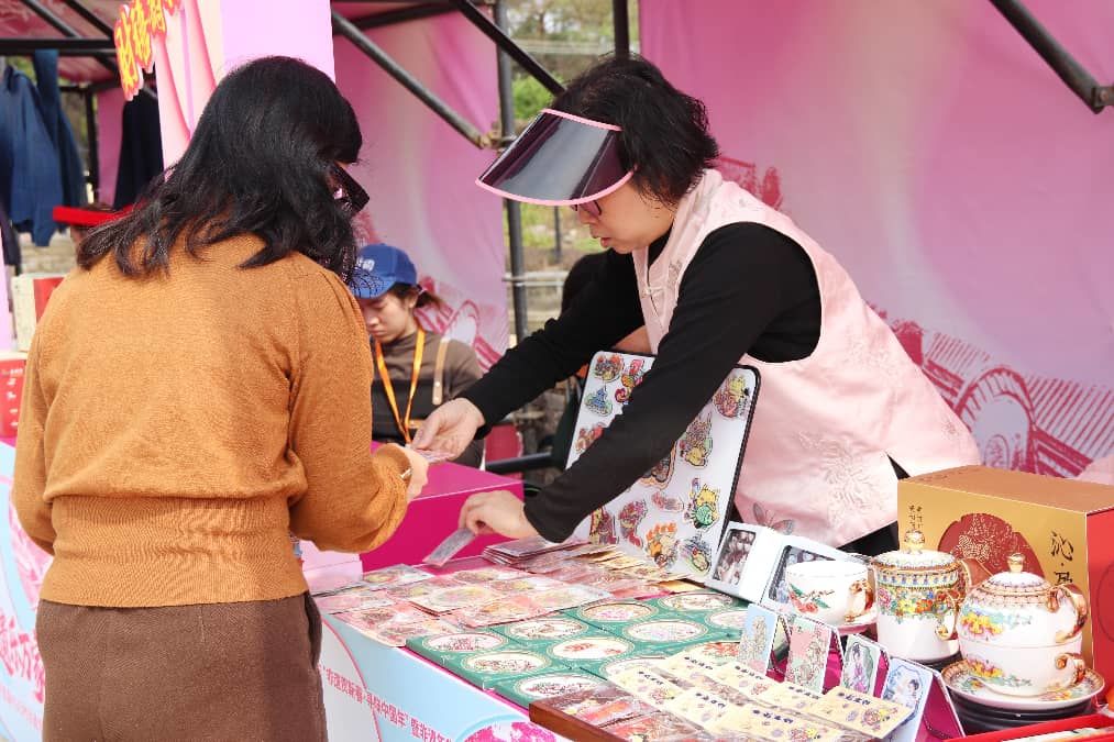 麻石广场汇聚数十个非遗文创集合点