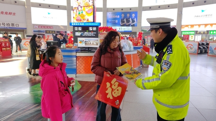 济南交警举办“护航春运路 带着爱回家”春运启动仪式