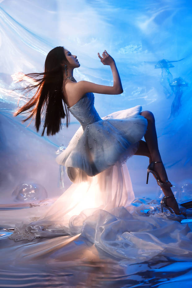 陈都灵身姿曼妙，小蛮腰不盈一握。