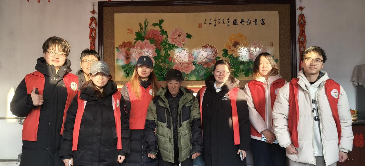 图 12团队成员与入户走访的老人合照