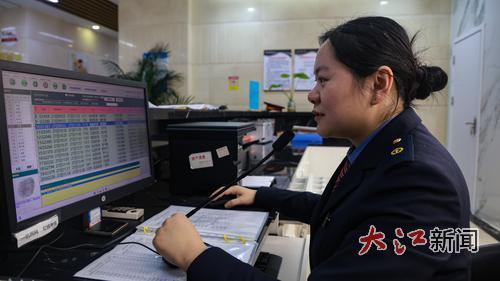 南昌西行车公寓工作人员邱羚时刻关注着乘务员出乘信息。