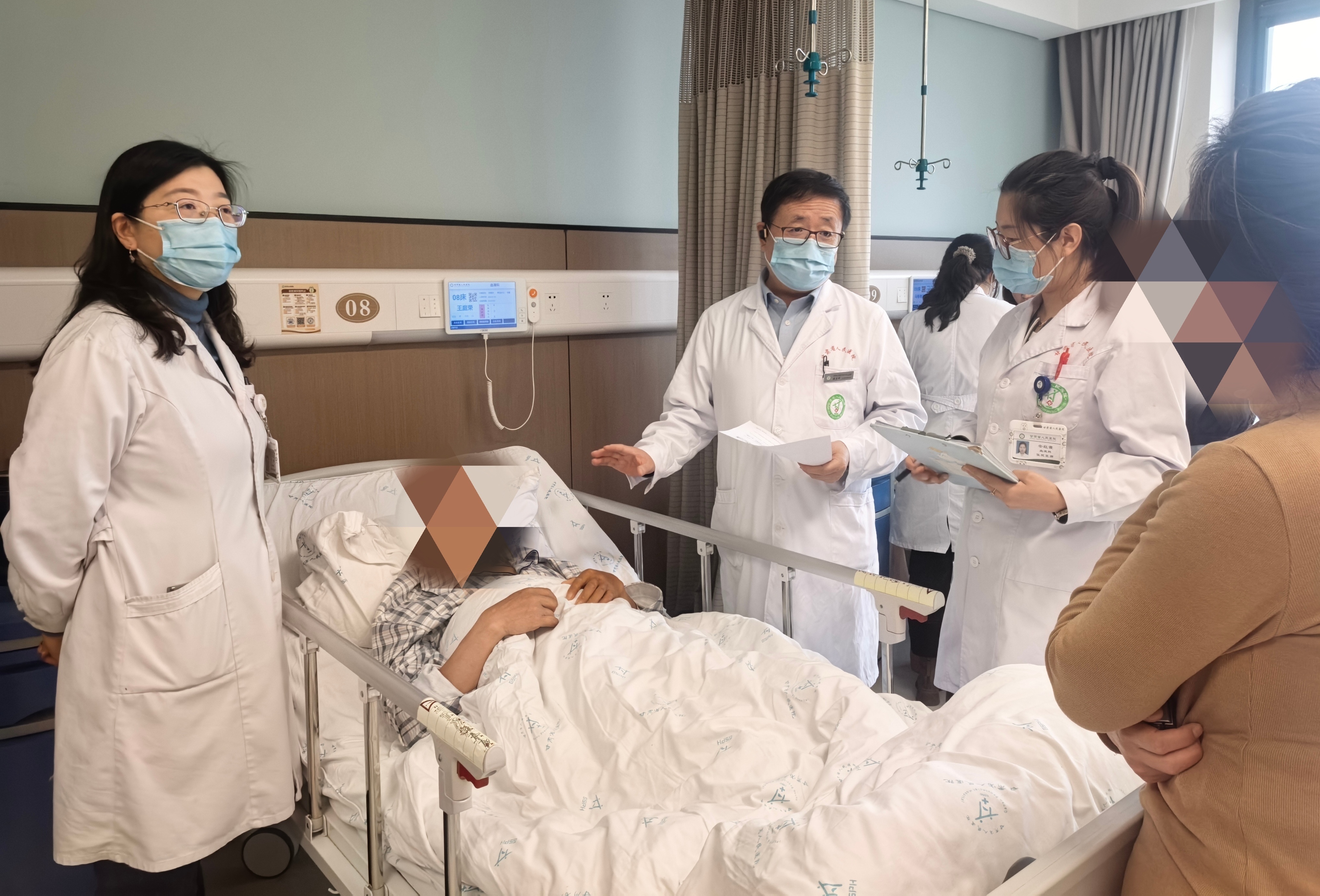 BCL抑制剂首张处方开出后，张启科主任（中）在病房给患者及家属进行医嘱。