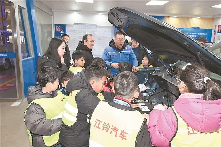 南昌：近距离感受现代制造业魅力（图）