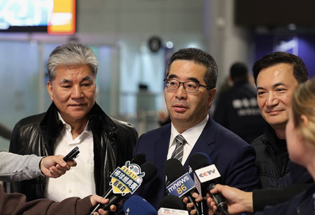 ▎2日,国民党副主席萧旭岑率团启程前往大陆,参加即将在北京举行的“国共两党智库论坛”。图为萧旭岑(中)出发前在桃园机场接受采访。图源:中新社