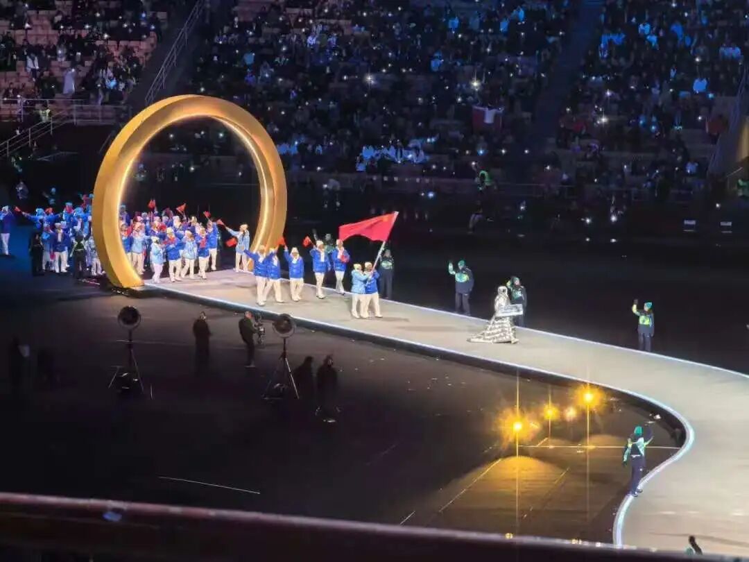 黑龙江速度滑冰运动员 宁忠岩扬旗米兰冬奥会开幕式