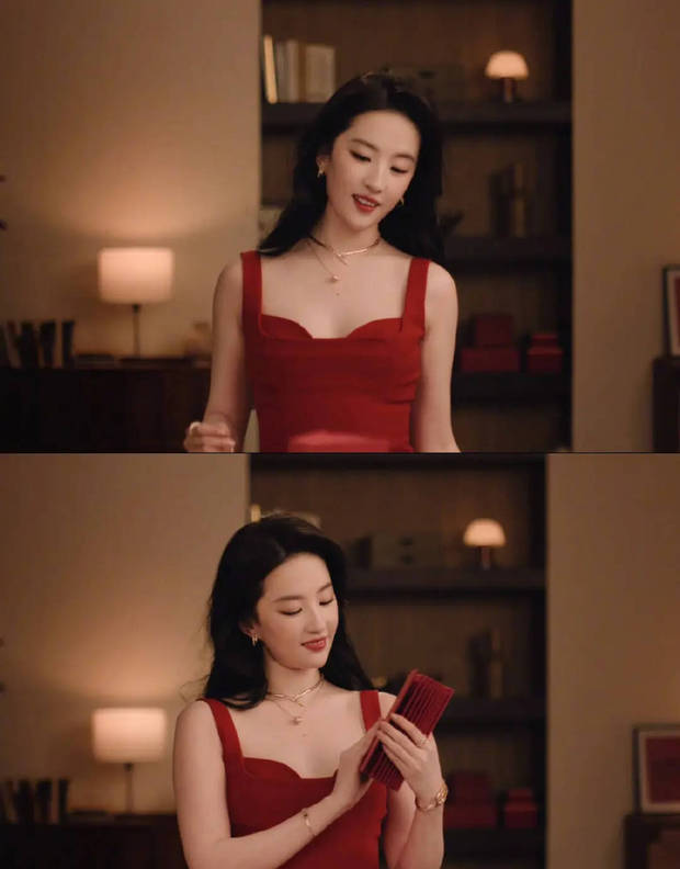 刘亦菲低头浅笑。