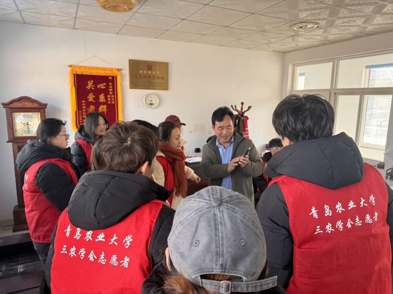 图 13采访吴强书记时,吴强书记给我们展示村里以前的发展面貌