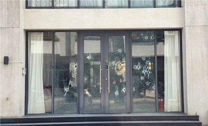 台中市5日发生枪击案,一家茶行的玻璃门被打成蜂窝。图源:台湾中时新闻网
