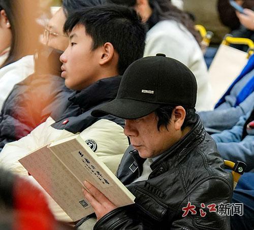 读书会上认真阅读的读者。