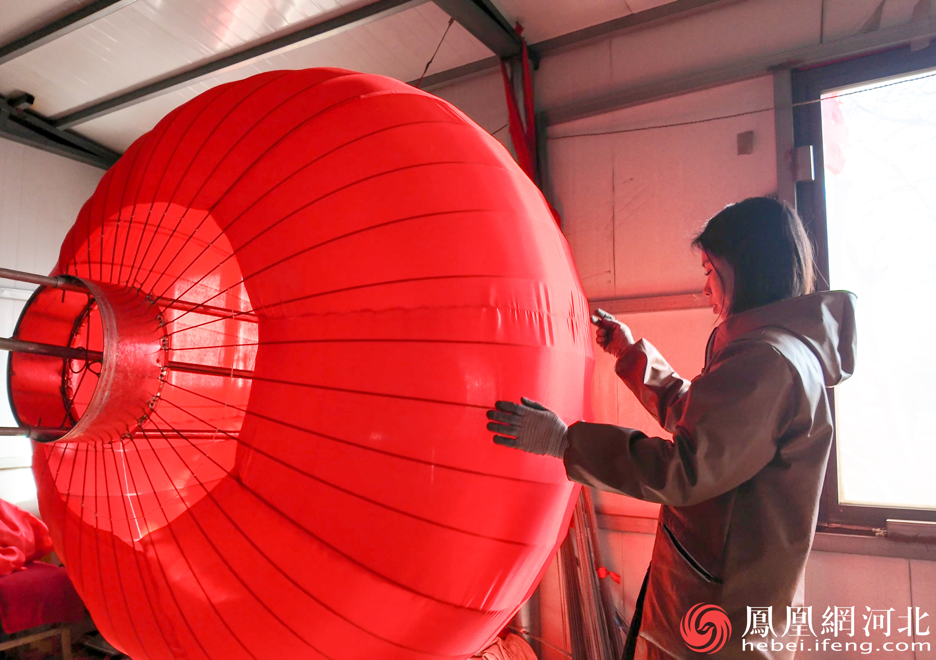 和兴宫灯厂中，白伟静正在制作宫灯。摄/李卓然