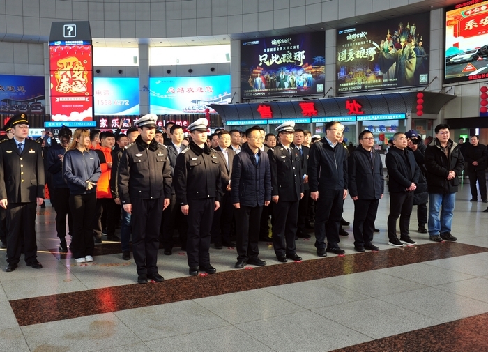 济南交警举办“护航春运路 带着爱回家”春运启动仪式