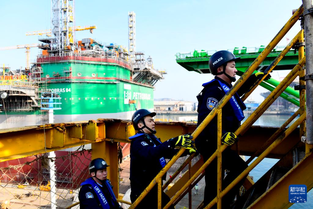 2月3日，在中集来福士山东烟台建造基地，山东出入境边防检查总站烟台边检站来福士警务室的民警登船对即将离港的比利时风电安装船进行船体检查。新华社记者 郭绪雷 摄