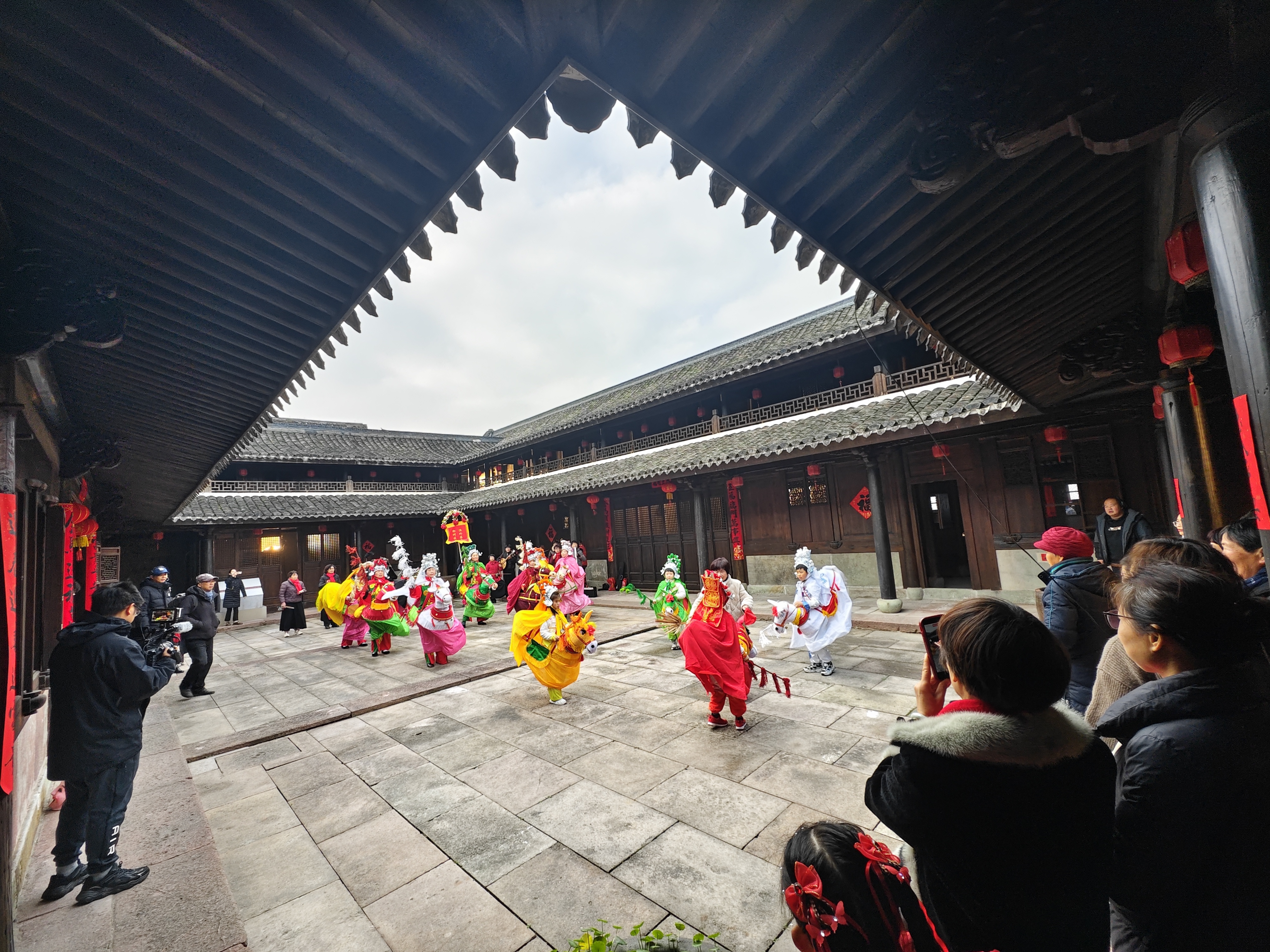 古镇蹄声近，檐下灯笼新！咸祥马年味正浓