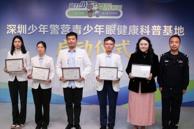 为公益宣传员颁发证书