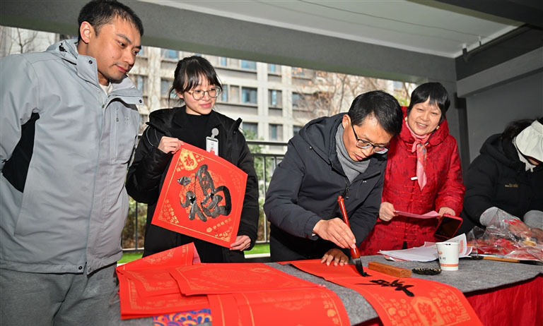 挥墨送福（图）