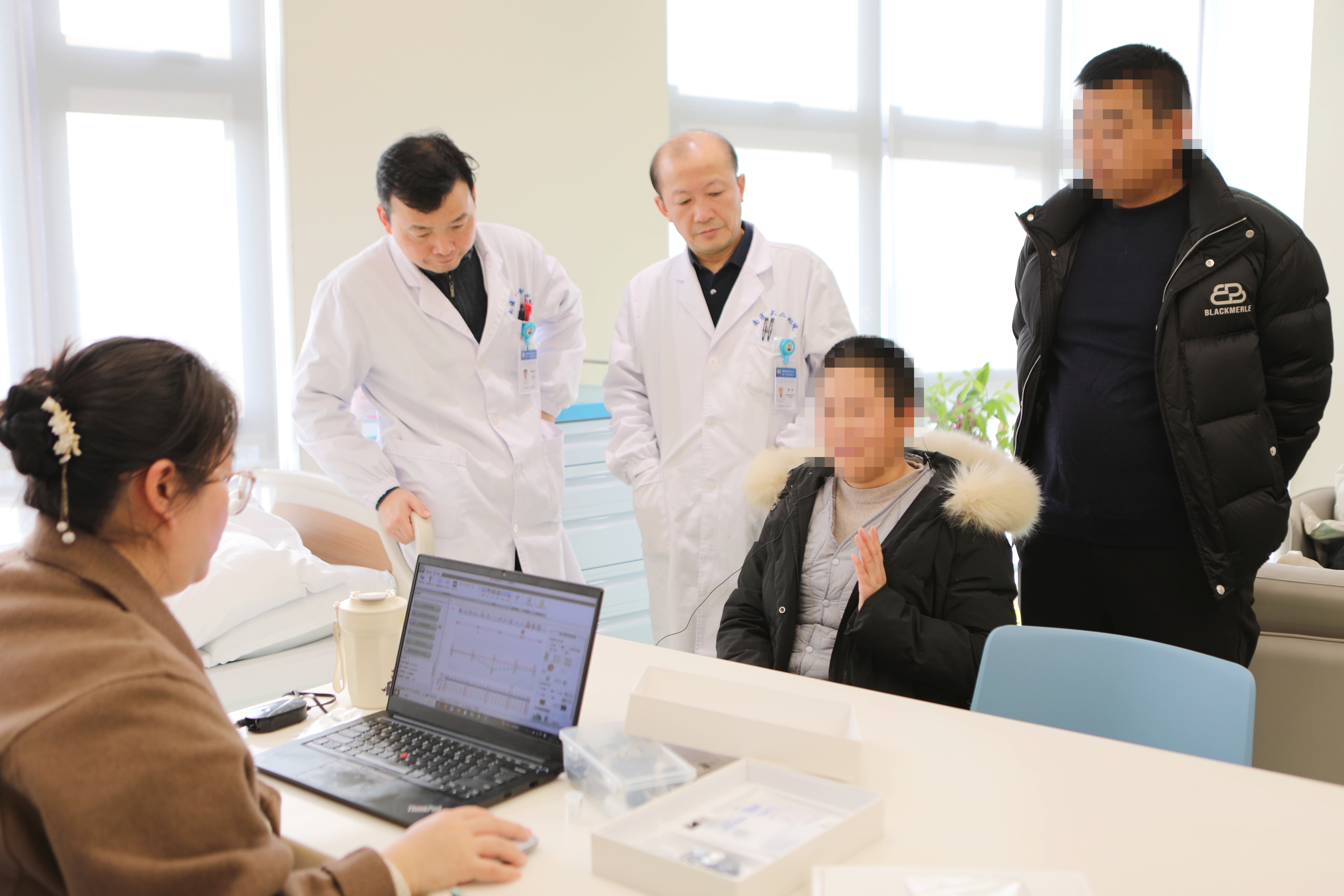 程友主任（左三）、张大为主任（左二）与患者调试人工耳蜗