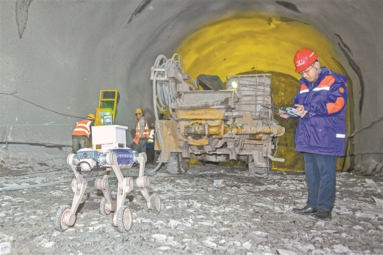 2月5日，工作人员利用轮足式机器狗在长赣高铁井冈山隧道施工现场进行巡检。　　本报全媒体记者 洪子波摄