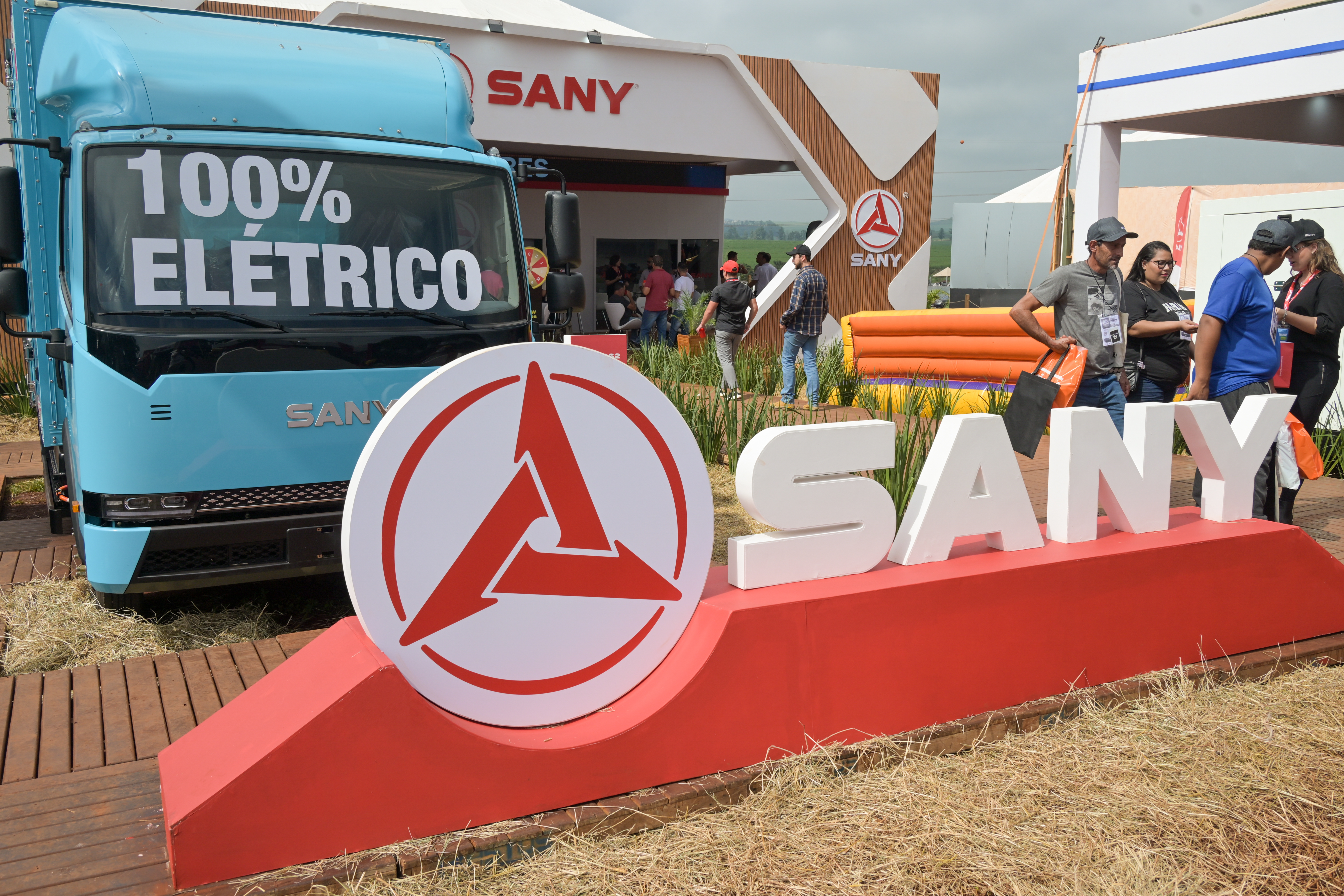 2025年4月29日，在巴西圣保罗州里贝朗普雷图市举行的2025年巴西农业科技展上，人们在三一重工展台参观。（来源：新华社）