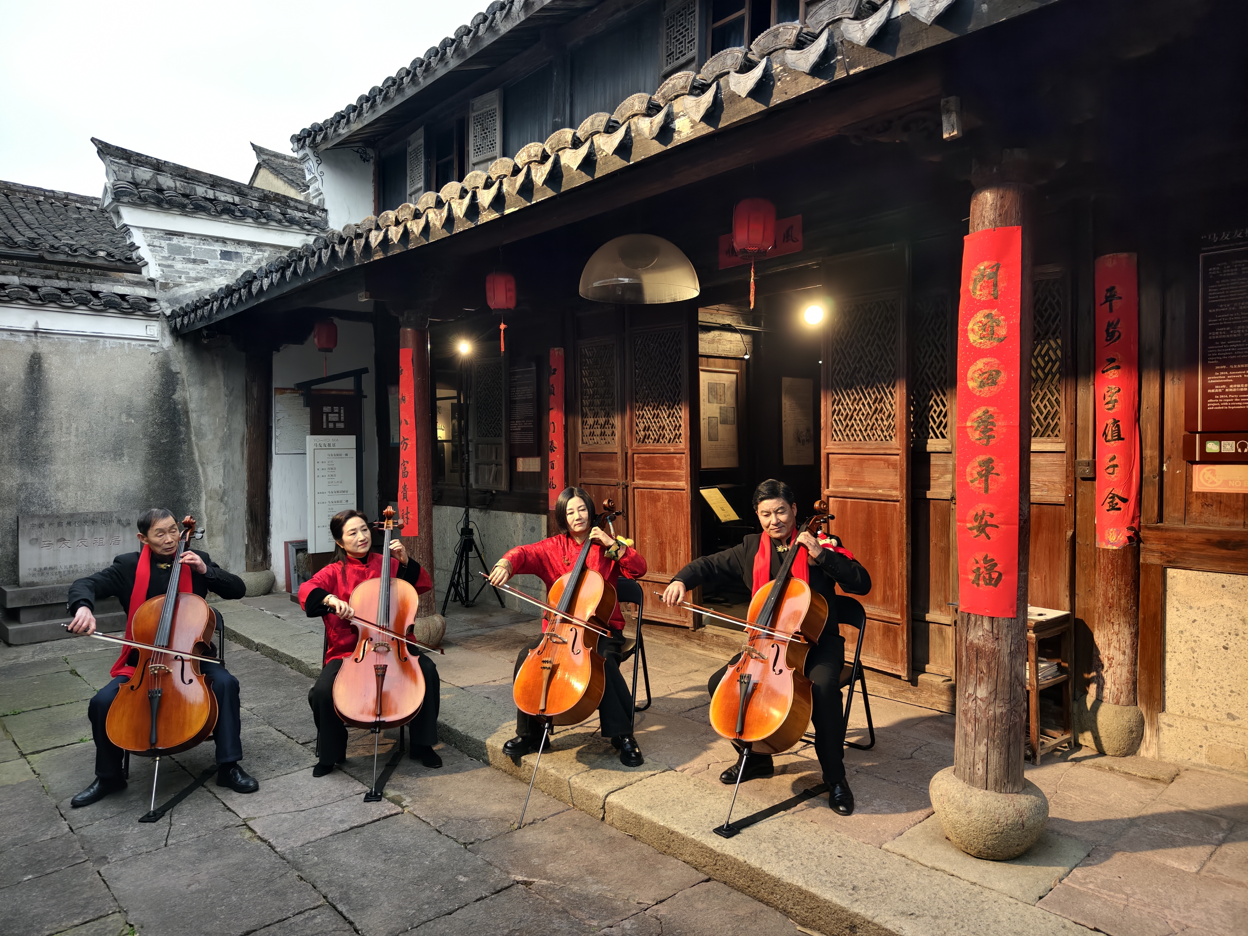 古镇蹄声近，檐下灯笼新！咸祥马年味正浓