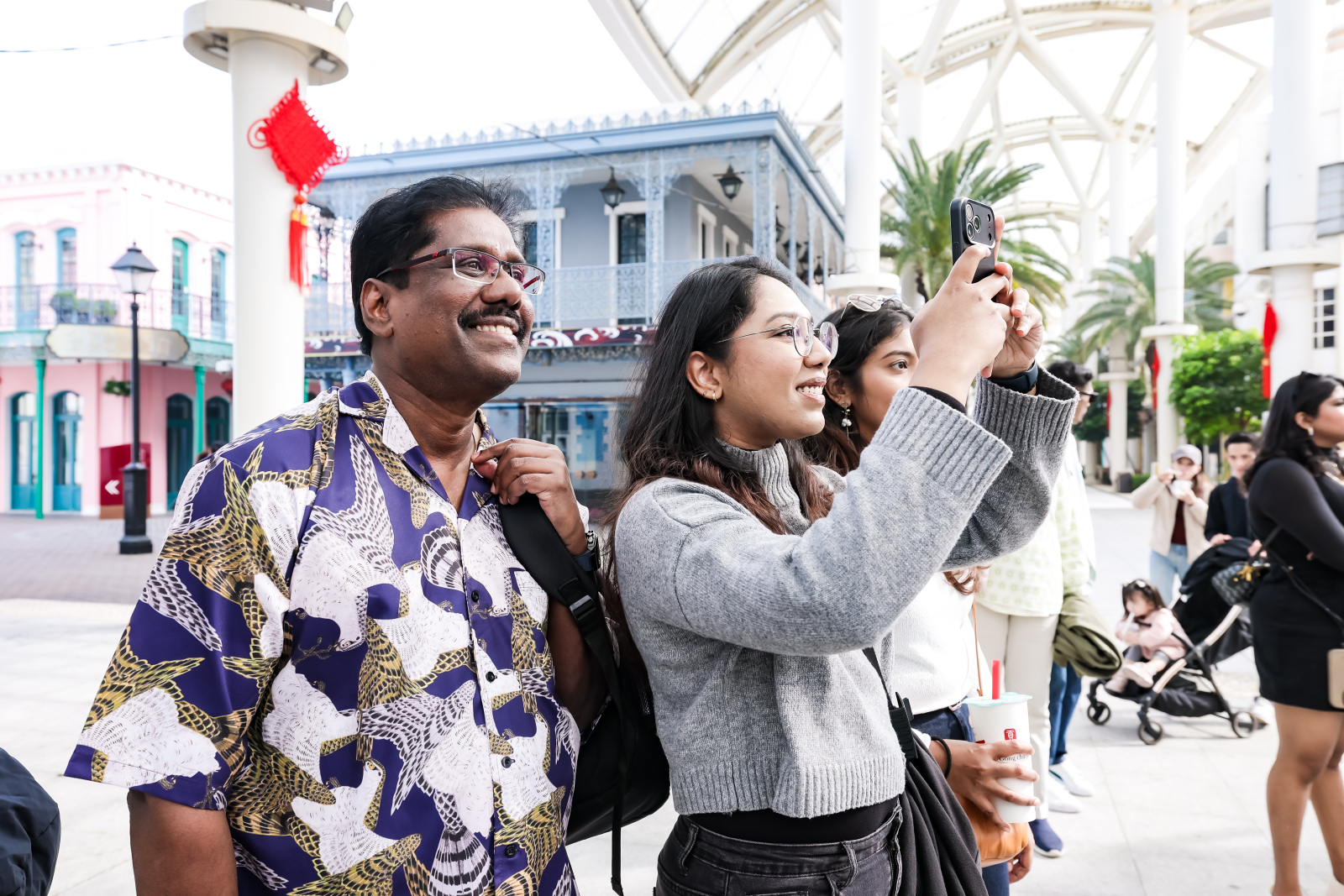 外国游客在活动现场驻足拍照