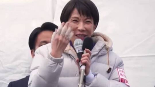 高市早苗受伤后现身，开展拉票演讲前突然举起受伤右手向现场展示